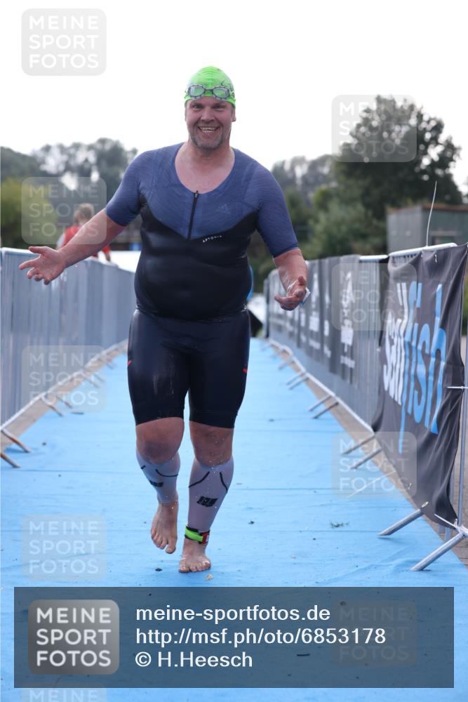 25.08.2024 - Elbe Triathlon Hamburg H.Heesch http://msf.ph/oto/6853178 25.08.2024 15:36:06 Schwimmen  meine-sportfotos.de