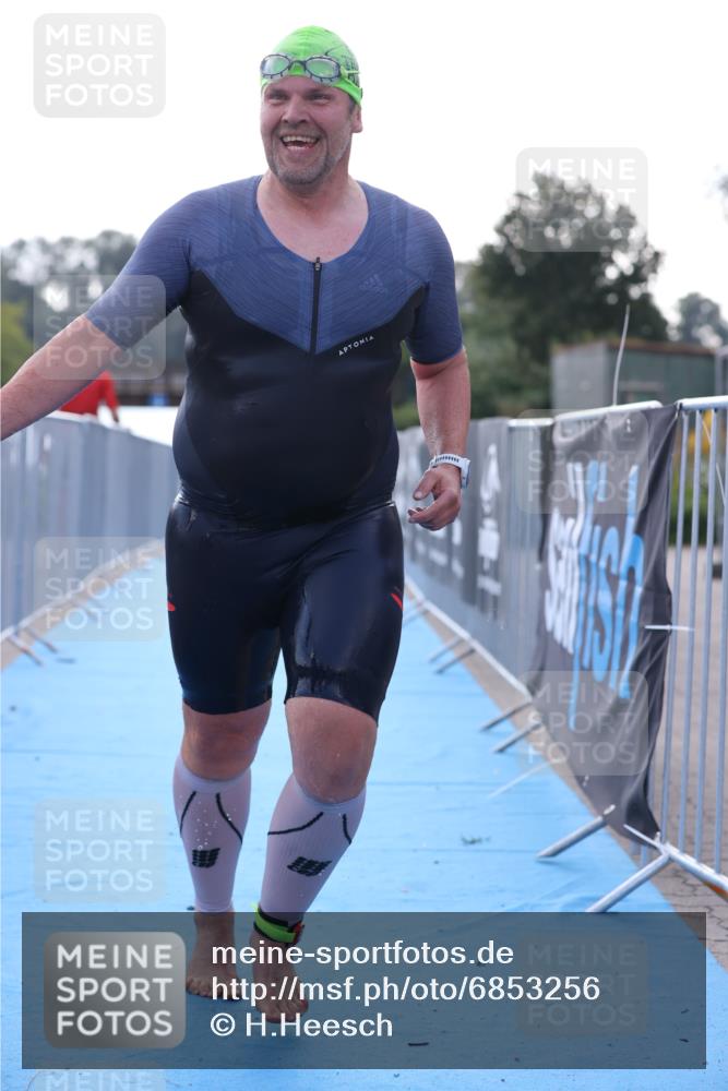 25.08.2024 - Elbe Triathlon Hamburg H.Heesch http://msf.ph/oto/6853256 25.08.2024 15:36:07 Schwimmen  meine-sportfotos.de