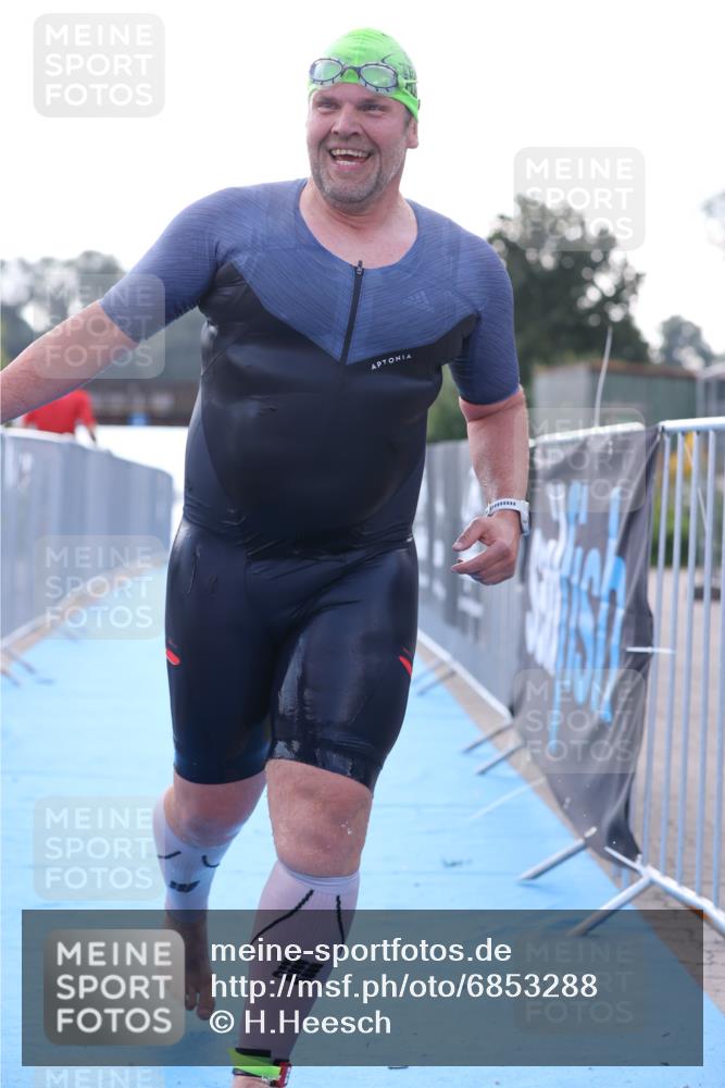 25.08.2024 - Elbe Triathlon Hamburg H.Heesch http://msf.ph/oto/6853288 25.08.2024 15:36:07 Schwimmen  meine-sportfotos.de