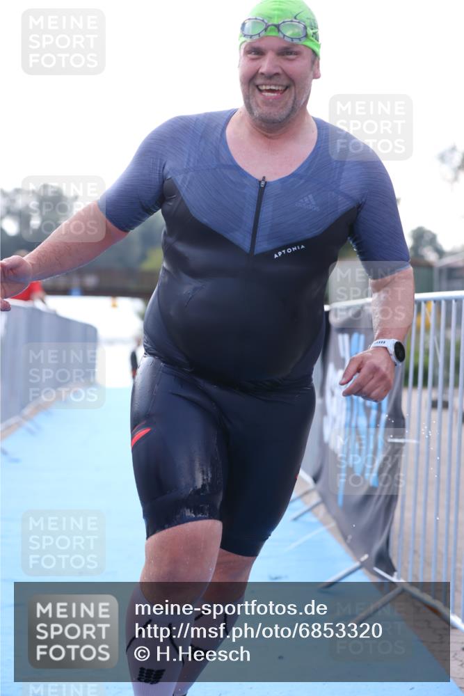 25.08.2024 - Elbe Triathlon Hamburg H.Heesch http://msf.ph/oto/6853320 25.08.2024 15:36:07 Schwimmen  meine-sportfotos.de