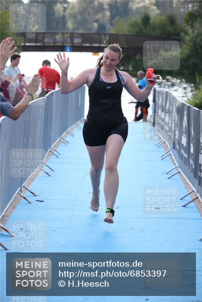 25.08.2024 - Elbe Triathlon Hamburg H.Heesch http://msf.ph/oto/6853397 25.08.2024 15:37:25 Schwimmen  meine-sportfotos.de