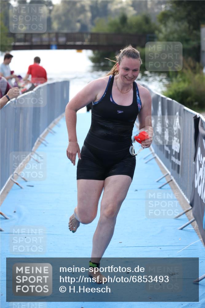 25.08.2024 - Elbe Triathlon Hamburg H.Heesch http://msf.ph/oto/6853493 25.08.2024 15:37:26 Schwimmen  meine-sportfotos.de