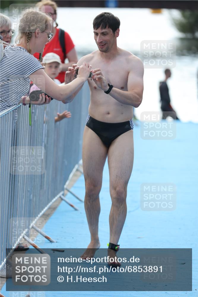 25.08.2024 - Elbe Triathlon Hamburg H.Heesch http://msf.ph/oto/6853891 25.08.2024 15:39:05 Schwimmen  meine-sportfotos.de