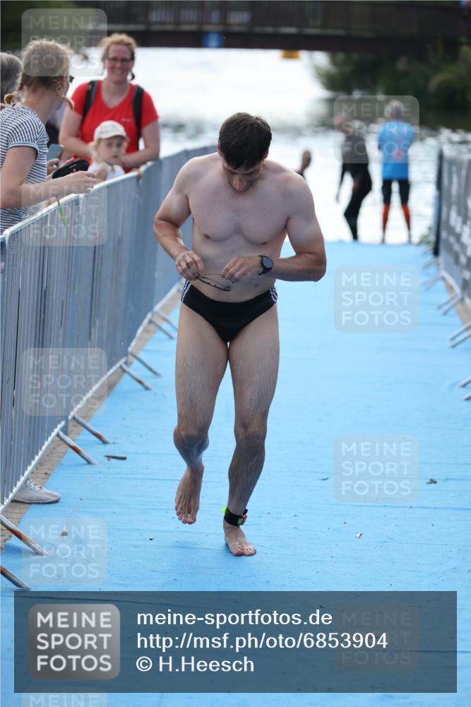 25.08.2024 - Elbe Triathlon Hamburg H.Heesch http://msf.ph/oto/6853904 25.08.2024 15:39:06 Schwimmen  meine-sportfotos.de