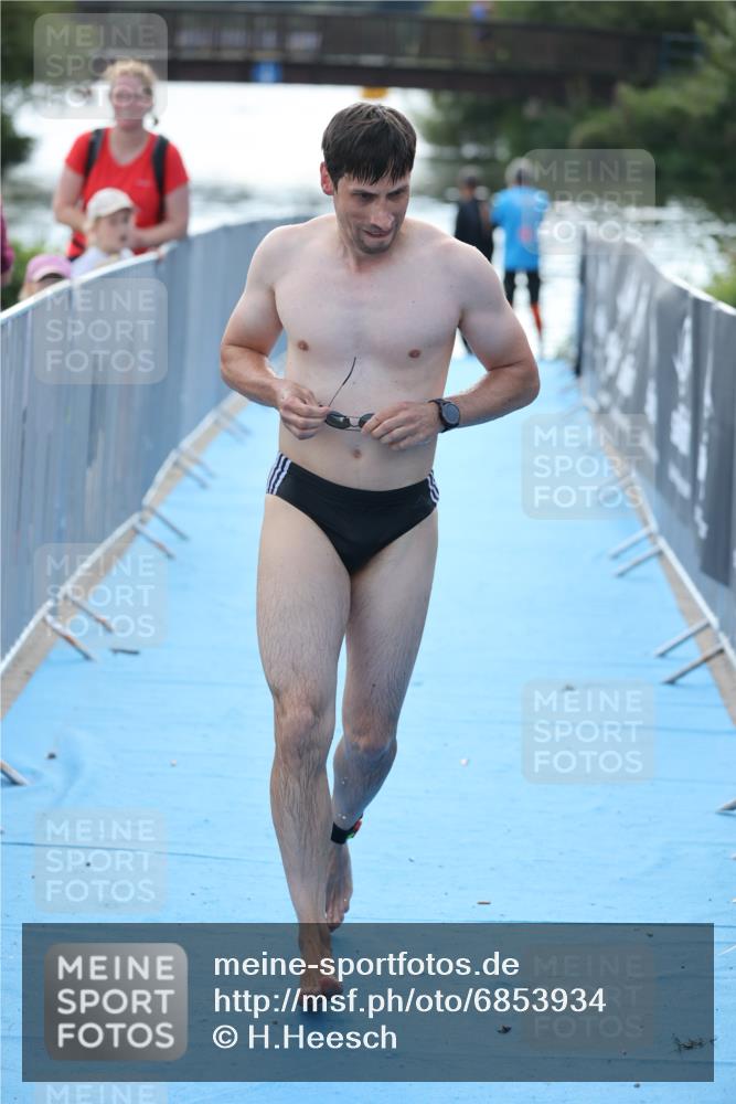 25.08.2024 - Elbe Triathlon Hamburg H.Heesch http://msf.ph/oto/6853934 25.08.2024 15:39:07 Schwimmen  meine-sportfotos.de