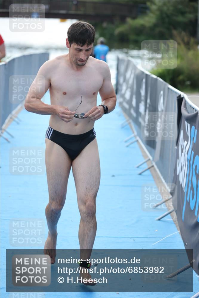 25.08.2024 - Elbe Triathlon Hamburg H.Heesch http://msf.ph/oto/6853992 25.08.2024 15:39:07 Schwimmen  meine-sportfotos.de