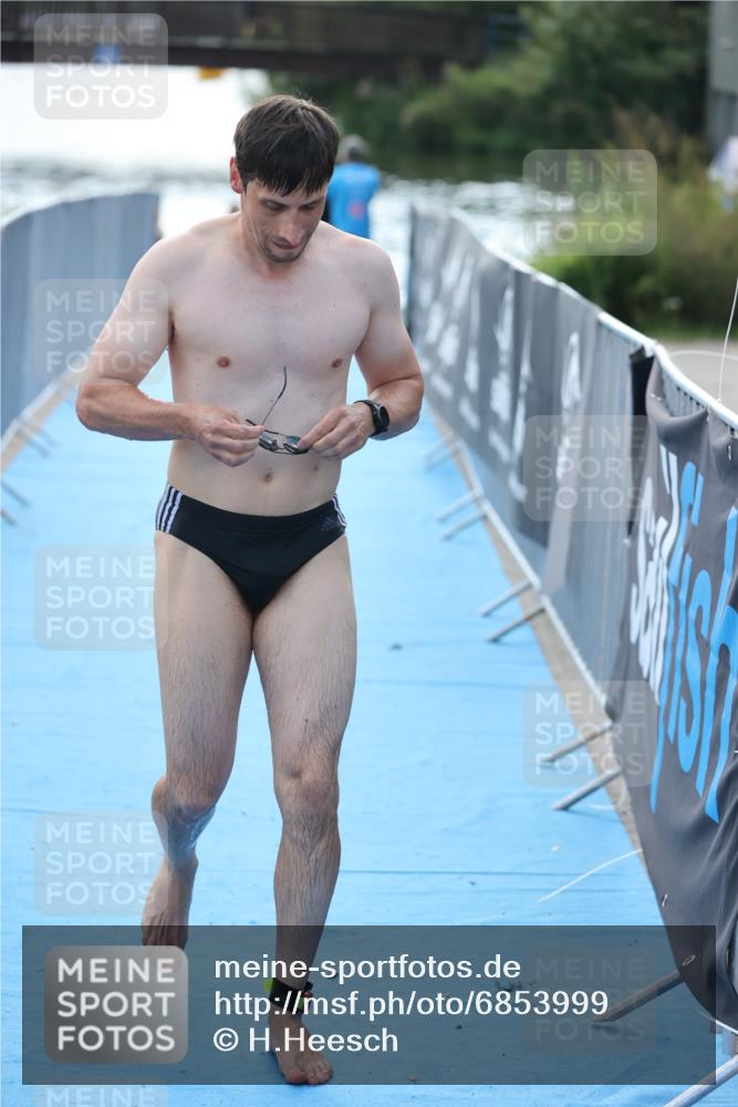 25.08.2024 - Elbe Triathlon Hamburg H.Heesch http://msf.ph/oto/6853999 25.08.2024 15:39:07 Schwimmen  meine-sportfotos.de