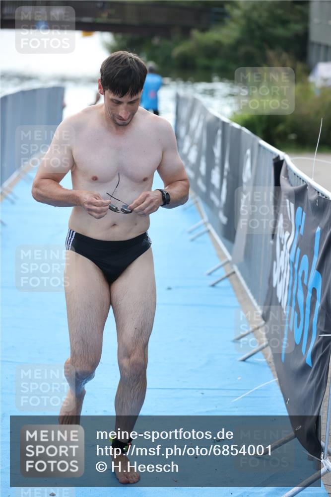 25.08.2024 - Elbe Triathlon Hamburg H.Heesch http://msf.ph/oto/6854001 25.08.2024 15:39:07 Schwimmen  meine-sportfotos.de