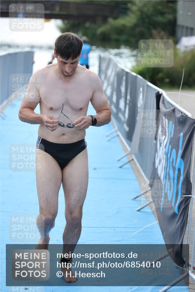 25.08.2024 - Elbe Triathlon Hamburg H.Heesch http://msf.ph/oto/6854010 25.08.2024 15:39:07 Schwimmen  meine-sportfotos.de