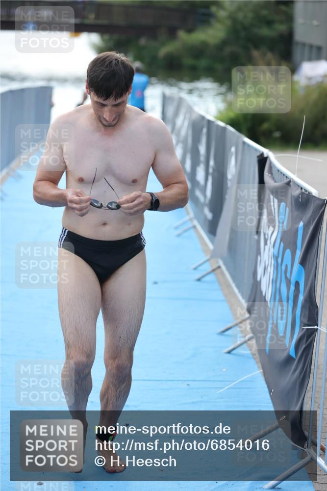 25.08.2024 - Elbe Triathlon Hamburg H.Heesch http://msf.ph/oto/6854016 25.08.2024 15:39:08 Schwimmen  meine-sportfotos.de