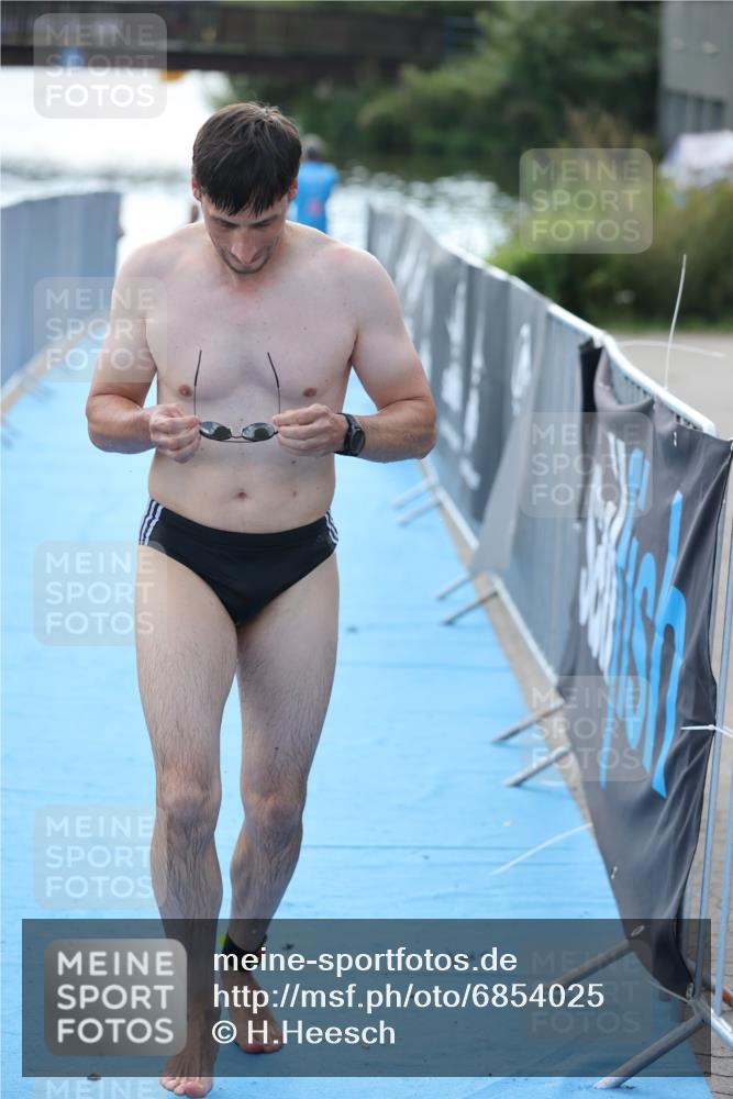 25.08.2024 - Elbe Triathlon Hamburg H.Heesch http://msf.ph/oto/6854025 25.08.2024 15:39:08 Schwimmen  meine-sportfotos.de