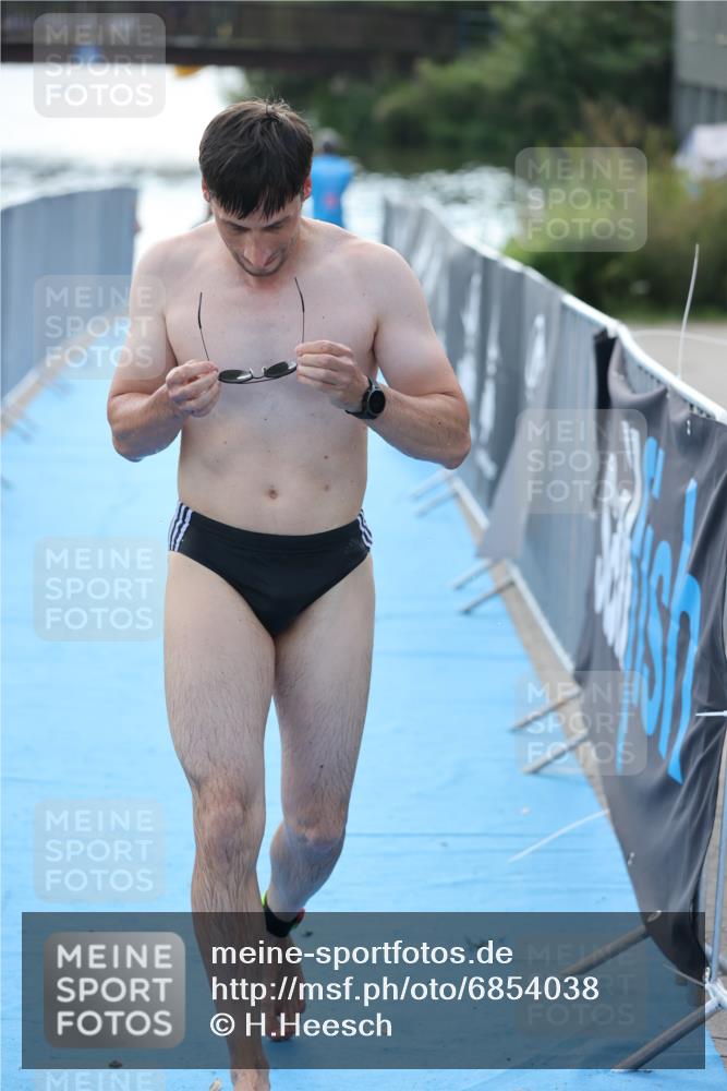 25.08.2024 - Elbe Triathlon Hamburg H.Heesch http://msf.ph/oto/6854038 25.08.2024 15:39:08 Schwimmen  meine-sportfotos.de