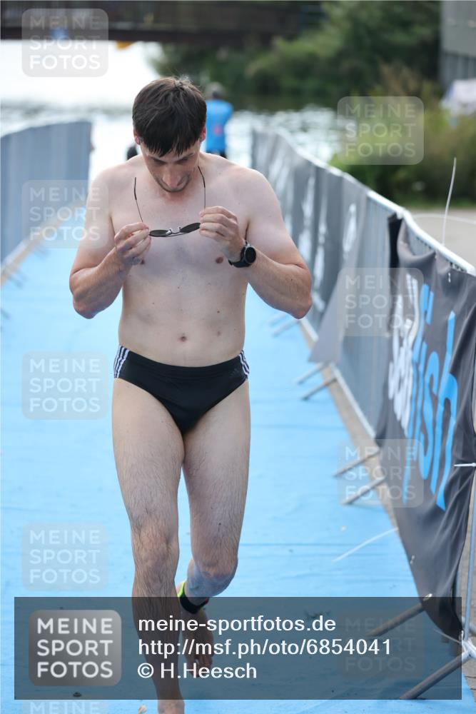 25.08.2024 - Elbe Triathlon Hamburg H.Heesch http://msf.ph/oto/6854041 25.08.2024 15:39:08 Schwimmen  meine-sportfotos.de