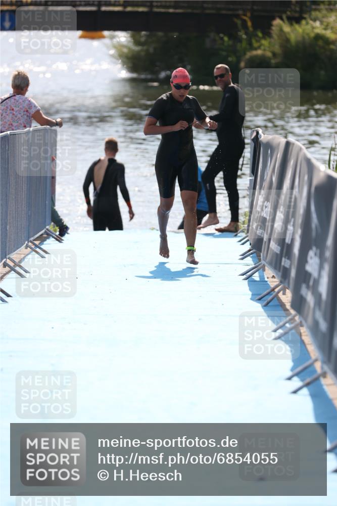 25.08.2024 - Elbe Triathlon Hamburg H.Heesch http://msf.ph/oto/6854055 25.08.2024 15:40:57 Schwimmen  meine-sportfotos.de