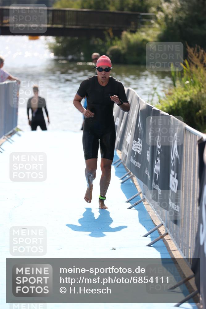 25.08.2024 - Elbe Triathlon Hamburg H.Heesch http://msf.ph/oto/6854111 25.08.2024 15:41:01 Schwimmen  meine-sportfotos.de