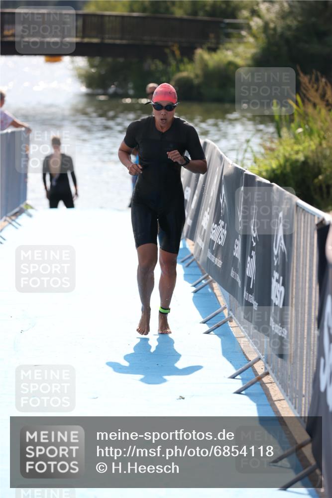 25.08.2024 - Elbe Triathlon Hamburg H.Heesch http://msf.ph/oto/6854118 25.08.2024 15:41:01 Schwimmen  meine-sportfotos.de