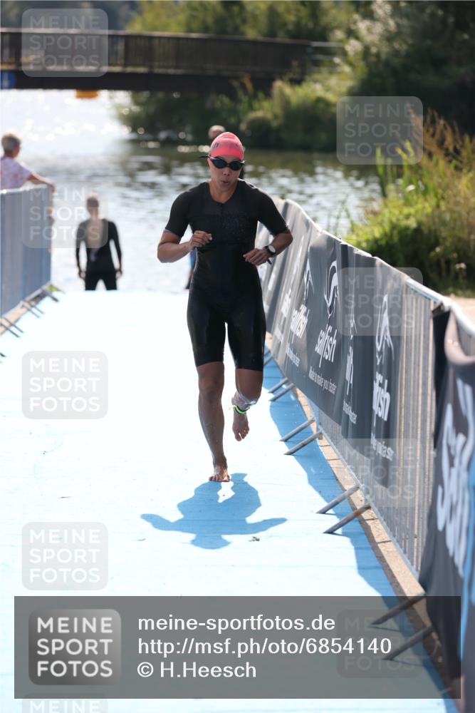 25.08.2024 - Elbe Triathlon Hamburg H.Heesch http://msf.ph/oto/6854140 25.08.2024 15:41:01 Schwimmen  meine-sportfotos.de