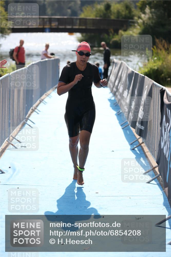 25.08.2024 - Elbe Triathlon Hamburg H.Heesch http://msf.ph/oto/6854208 25.08.2024 15:41:02 Schwimmen  meine-sportfotos.de