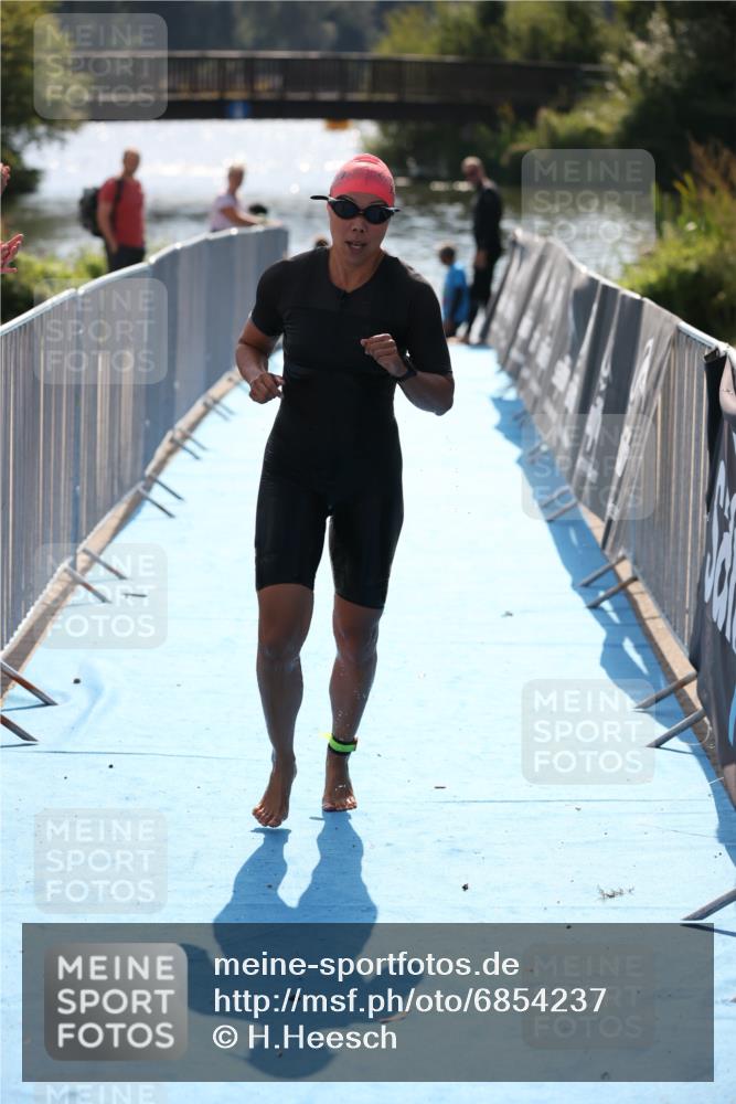 25.08.2024 - Elbe Triathlon Hamburg H.Heesch http://msf.ph/oto/6854237 25.08.2024 15:41:03 Schwimmen  meine-sportfotos.de