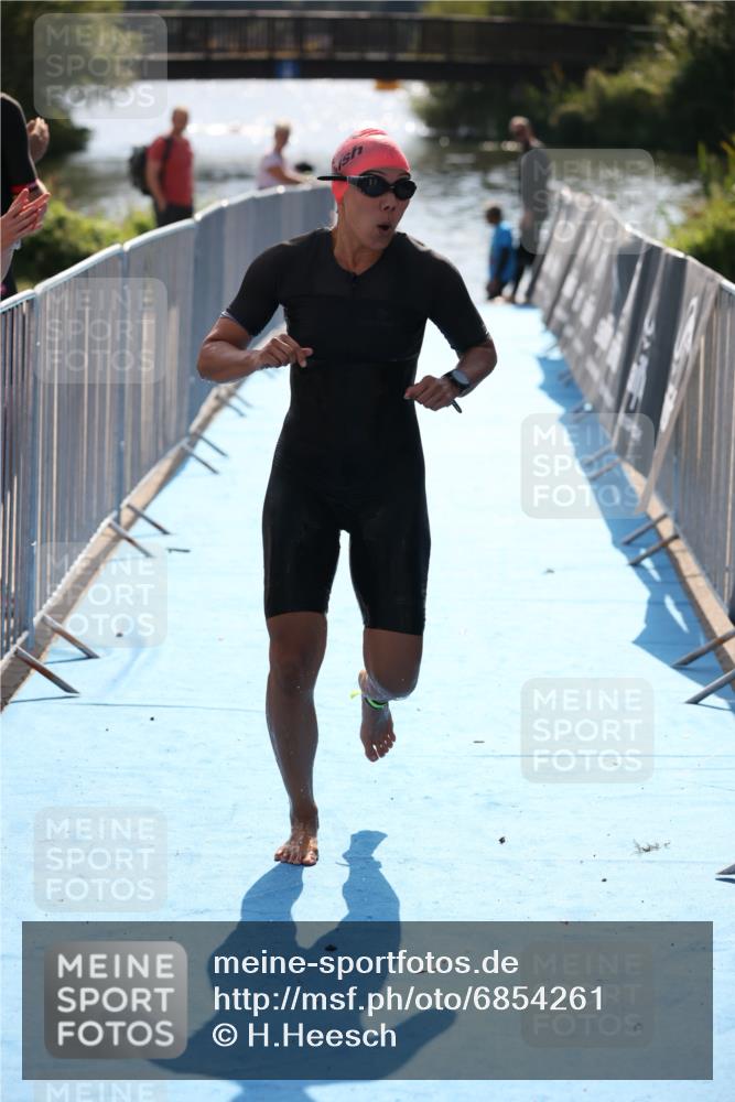 25.08.2024 - Elbe Triathlon Hamburg H.Heesch http://msf.ph/oto/6854261 25.08.2024 15:41:03 Schwimmen  meine-sportfotos.de