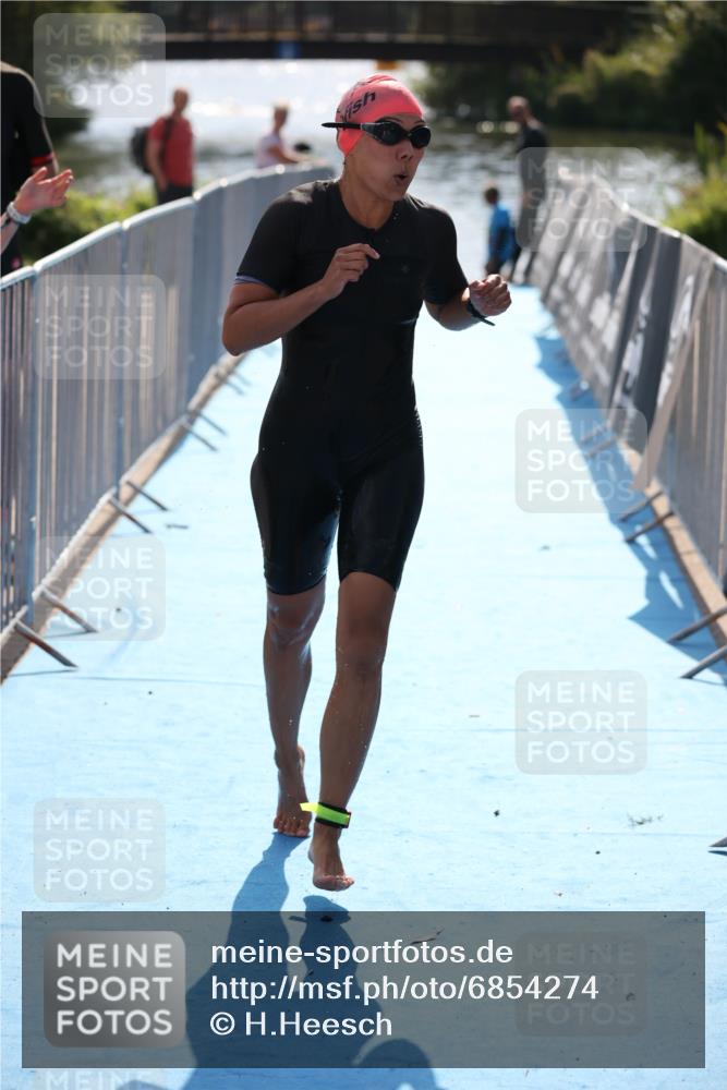 25.08.2024 - Elbe Triathlon Hamburg H.Heesch http://msf.ph/oto/6854274 25.08.2024 15:41:03 Schwimmen  meine-sportfotos.de