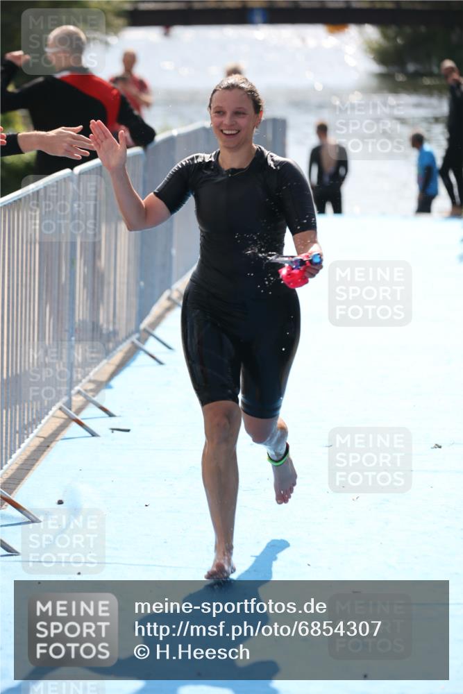 25.08.2024 - Elbe Triathlon Hamburg H.Heesch http://msf.ph/oto/6854307 25.08.2024 15:42:25 Schwimmen  meine-sportfotos.de