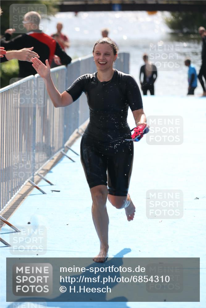 25.08.2024 - Elbe Triathlon Hamburg H.Heesch http://msf.ph/oto/6854310 25.08.2024 15:42:25 Schwimmen  meine-sportfotos.de
