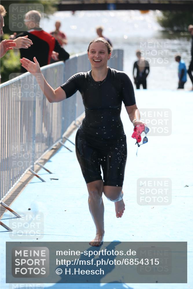 25.08.2024 - Elbe Triathlon Hamburg H.Heesch http://msf.ph/oto/6854315 25.08.2024 15:42:25 Schwimmen  meine-sportfotos.de