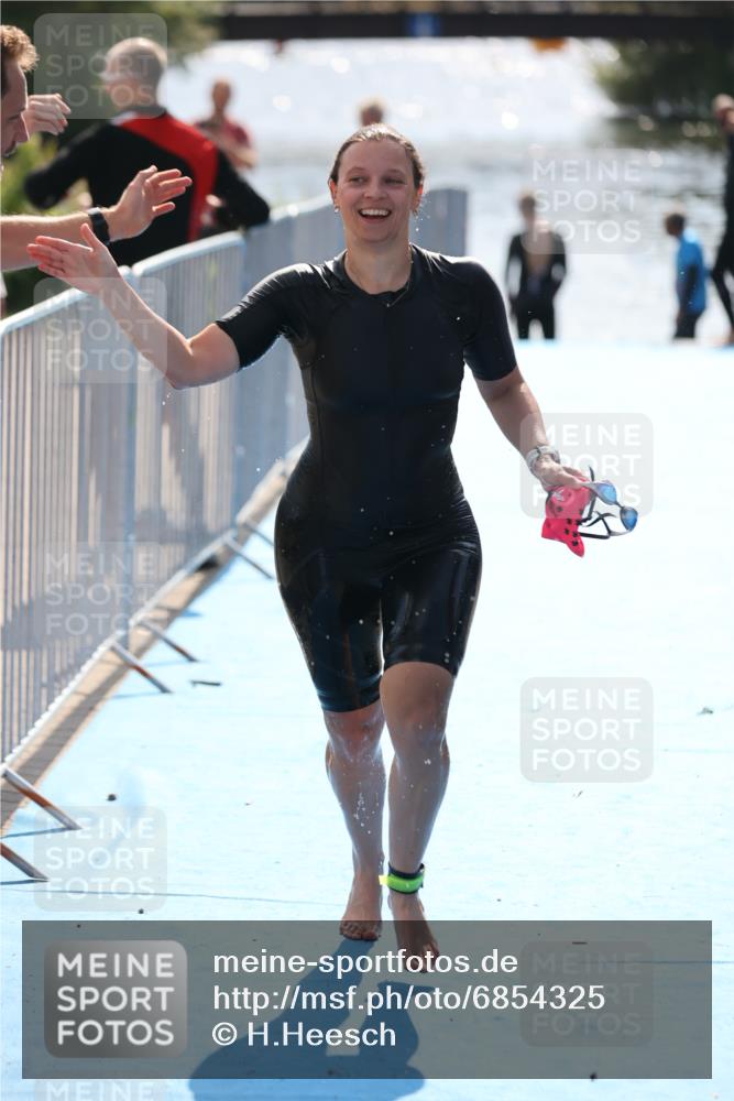 25.08.2024 - Elbe Triathlon Hamburg H.Heesch http://msf.ph/oto/6854325 25.08.2024 15:42:25 Schwimmen  meine-sportfotos.de