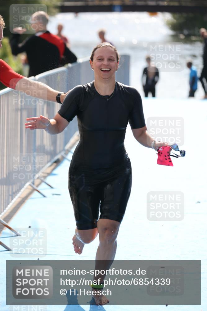 25.08.2024 - Elbe Triathlon Hamburg H.Heesch http://msf.ph/oto/6854339 25.08.2024 15:42:25 Schwimmen  meine-sportfotos.de