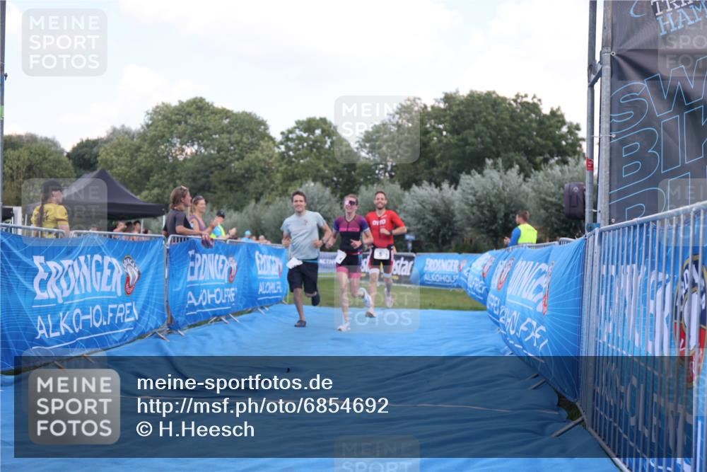 25.08.2024 - Elbe Triathlon Hamburg H.Heesch http://msf.ph/oto/6854692 25.08.2024 16:07:13 Ziel  meine-sportfotos.de