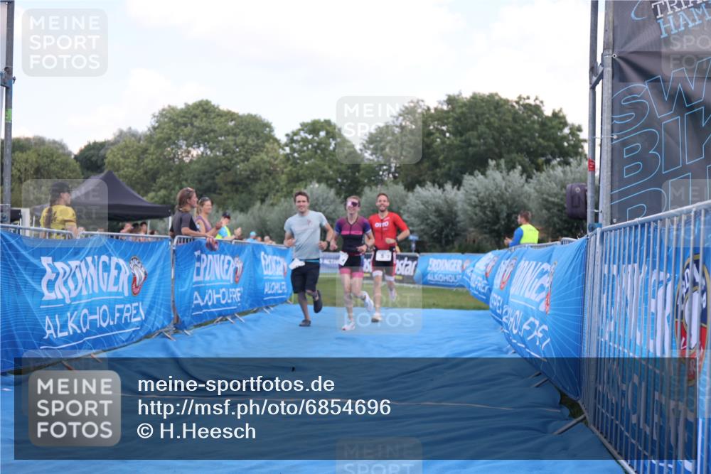 25.08.2024 - Elbe Triathlon Hamburg H.Heesch http://msf.ph/oto/6854696 25.08.2024 16:07:13 Ziel  meine-sportfotos.de