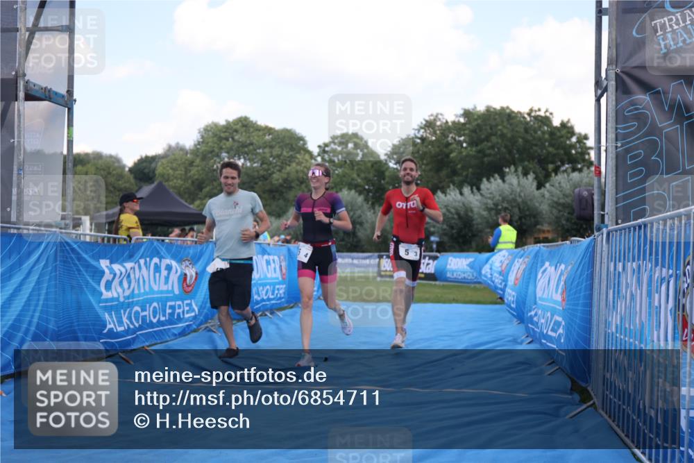 25.08.2024 - Elbe Triathlon Hamburg H.Heesch http://msf.ph/oto/6854711 25.08.2024 16:07:15 Ziel  meine-sportfotos.de