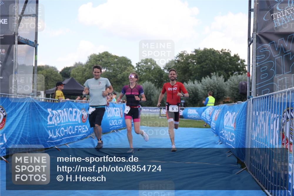 25.08.2024 - Elbe Triathlon Hamburg H.Heesch http://msf.ph/oto/6854724 25.08.2024 16:07:15 Ziel  meine-sportfotos.de