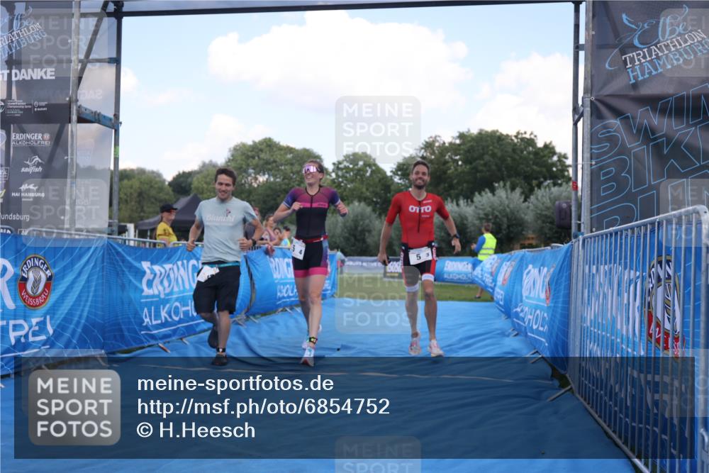 25.08.2024 - Elbe Triathlon Hamburg H.Heesch http://msf.ph/oto/6854752 25.08.2024 16:07:15 Ziel  meine-sportfotos.de