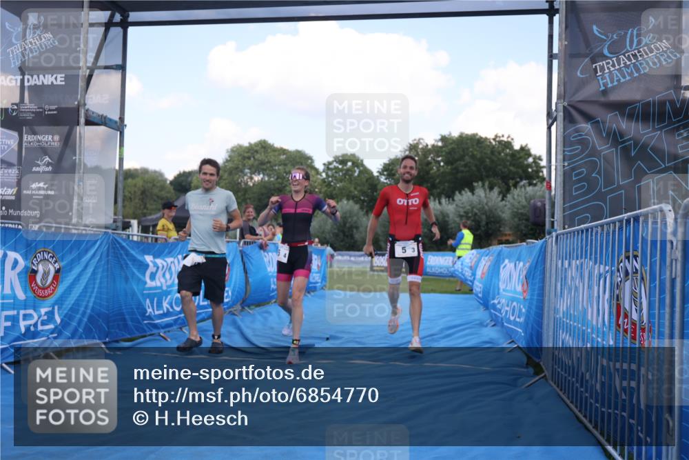 25.08.2024 - Elbe Triathlon Hamburg H.Heesch http://msf.ph/oto/6854770 25.08.2024 16:07:15 Ziel  meine-sportfotos.de