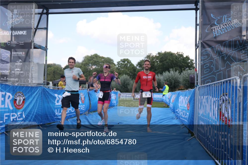 25.08.2024 - Elbe Triathlon Hamburg H.Heesch http://msf.ph/oto/6854780 25.08.2024 16:07:15 Ziel  meine-sportfotos.de