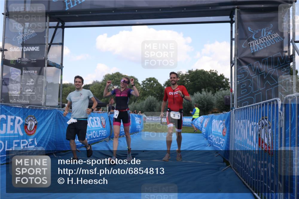 25.08.2024 - Elbe Triathlon Hamburg H.Heesch http://msf.ph/oto/6854813 25.08.2024 16:07:15 Ziel  meine-sportfotos.de