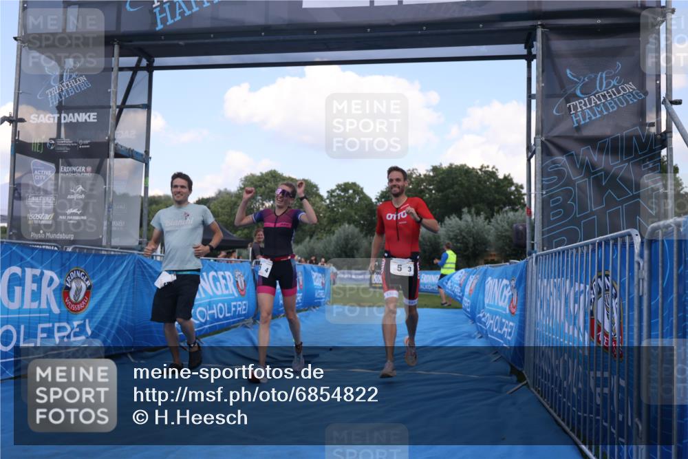 25.08.2024 - Elbe Triathlon Hamburg H.Heesch http://msf.ph/oto/6854822 25.08.2024 16:07:15 Ziel  meine-sportfotos.de