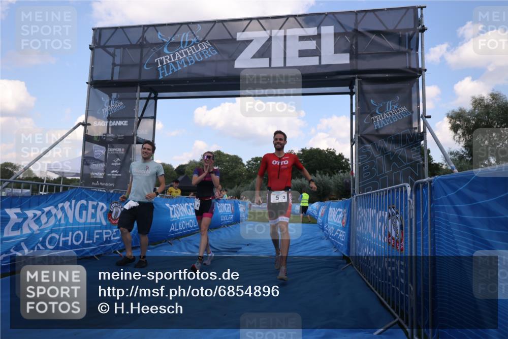 25.08.2024 - Elbe Triathlon Hamburg H.Heesch http://msf.ph/oto/6854896 25.08.2024 16:07:16 Ziel  meine-sportfotos.de