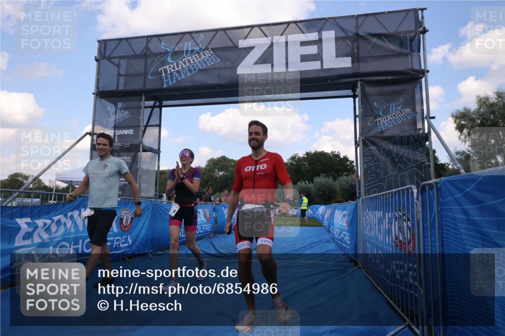25.08.2024 - Elbe Triathlon Hamburg H.Heesch http://msf.ph/oto/6854986 25.08.2024 16:07:16 Ziel  meine-sportfotos.de
