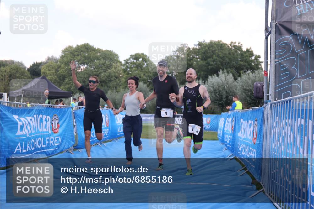 25.08.2024 - Elbe Triathlon Hamburg H.Heesch http://msf.ph/oto/6855186 25.08.2024 16:07:43 Ziel  meine-sportfotos.de