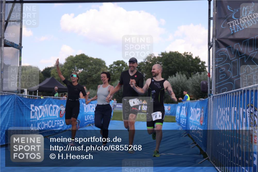 25.08.2024 - Elbe Triathlon Hamburg H.Heesch http://msf.ph/oto/6855268 25.08.2024 16:07:44 Ziel  meine-sportfotos.de