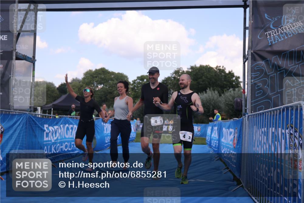 25.08.2024 - Elbe Triathlon Hamburg H.Heesch http://msf.ph/oto/6855281 25.08.2024 16:07:44 Ziel  meine-sportfotos.de