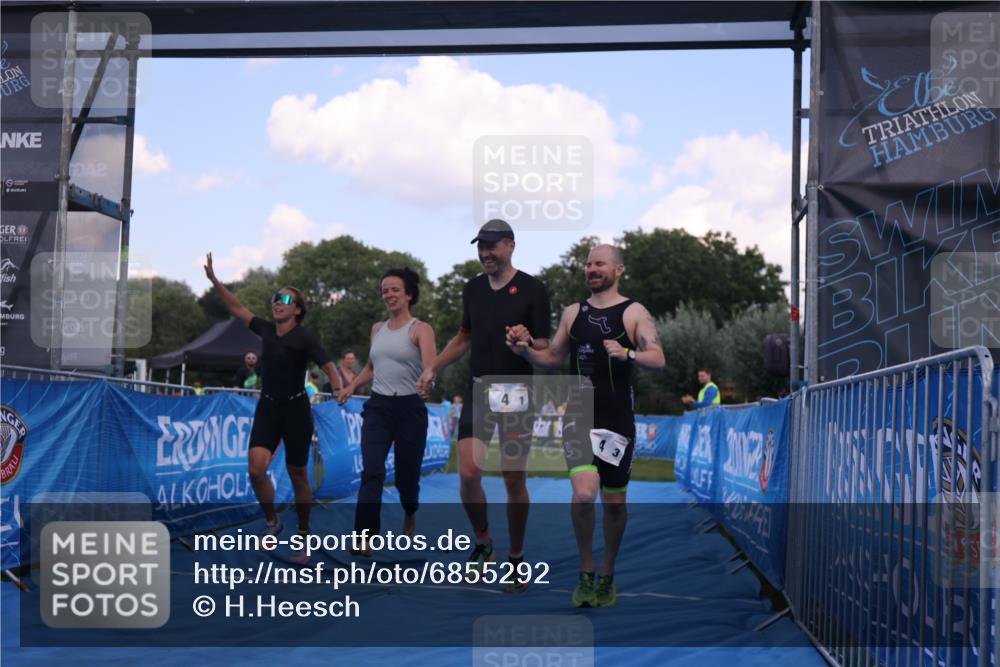 25.08.2024 - Elbe Triathlon Hamburg H.Heesch http://msf.ph/oto/6855292 25.08.2024 16:07:44 Ziel  meine-sportfotos.de