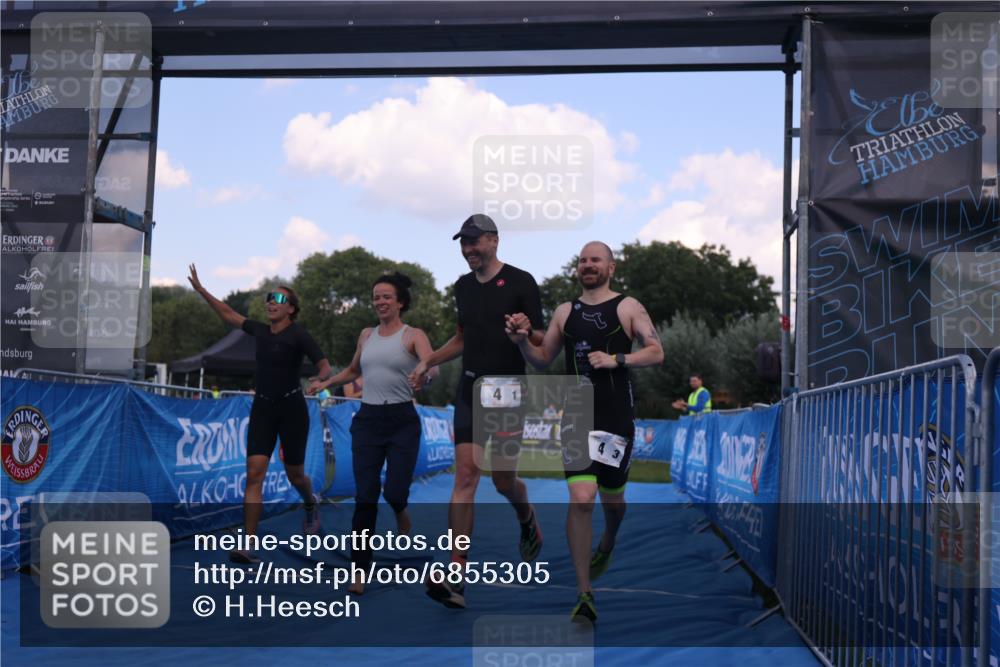 25.08.2024 - Elbe Triathlon Hamburg H.Heesch http://msf.ph/oto/6855305 25.08.2024 16:07:44 Ziel  meine-sportfotos.de