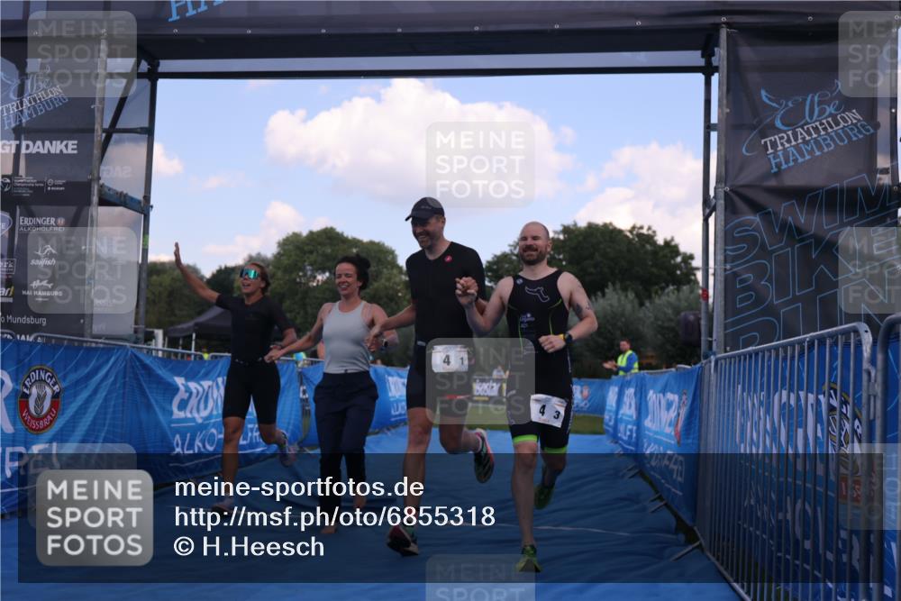 25.08.2024 - Elbe Triathlon Hamburg H.Heesch http://msf.ph/oto/6855318 25.08.2024 16:07:44 Ziel  meine-sportfotos.de