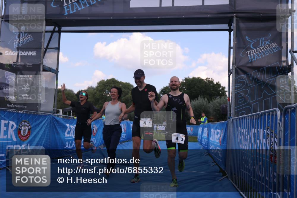 25.08.2024 - Elbe Triathlon Hamburg H.Heesch http://msf.ph/oto/6855332 25.08.2024 16:07:44 Ziel  meine-sportfotos.de