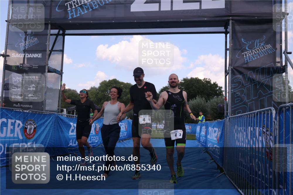 25.08.2024 - Elbe Triathlon Hamburg H.Heesch http://msf.ph/oto/6855340 25.08.2024 16:07:44 Ziel  meine-sportfotos.de
