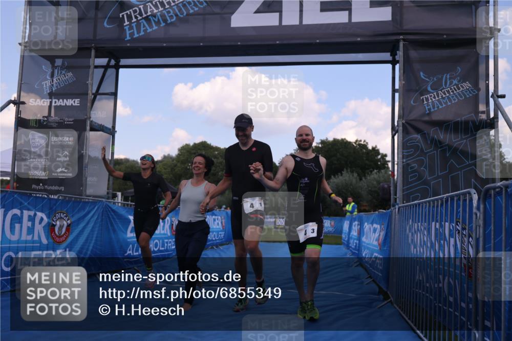 25.08.2024 - Elbe Triathlon Hamburg H.Heesch http://msf.ph/oto/6855349 25.08.2024 16:07:44 Ziel  meine-sportfotos.de